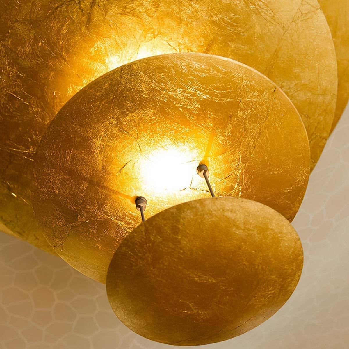 Candeeiro suspenso Phelion com folha de ouro em camadas