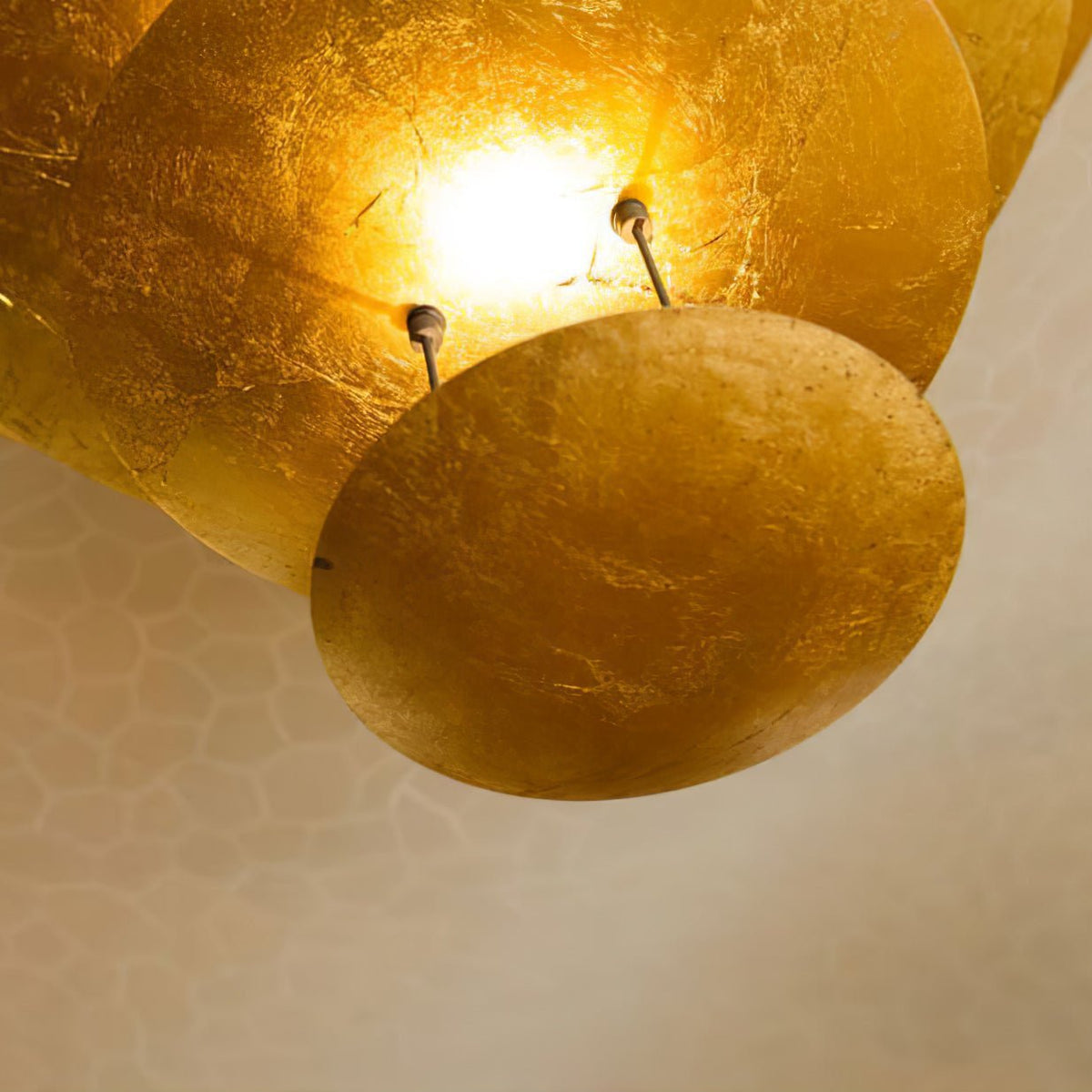 Candeeiro suspenso Phelion com folha de ouro em camadas