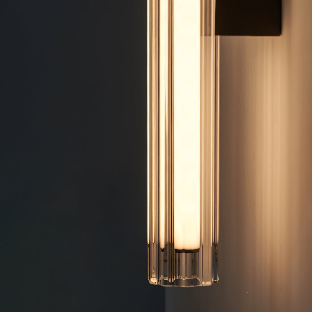 Corvs samtida vägglampa i glas