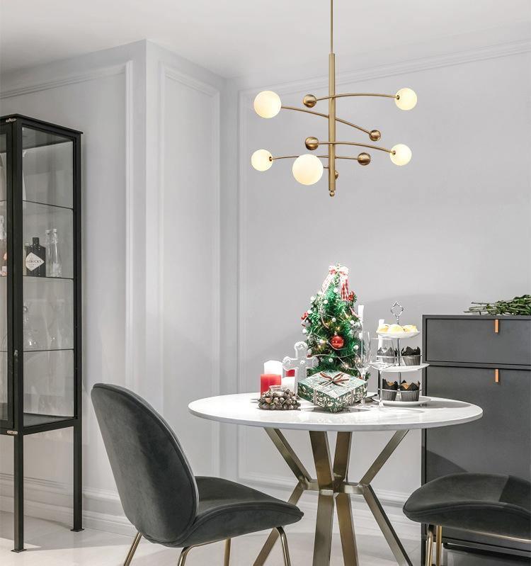 Soliveon lysekrone i messing med lodret stråle og globus