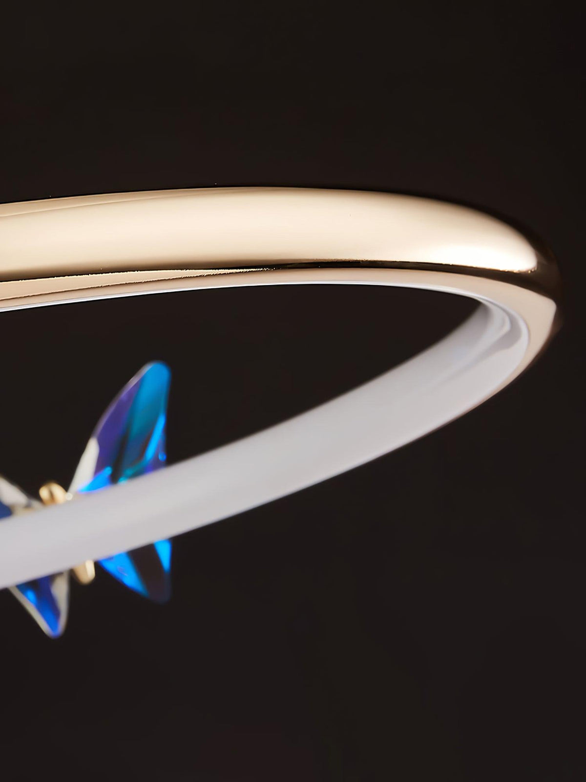 Candeeiro de teto Cyrelel com borboleta mágica, detalhes em cristal e aro LED