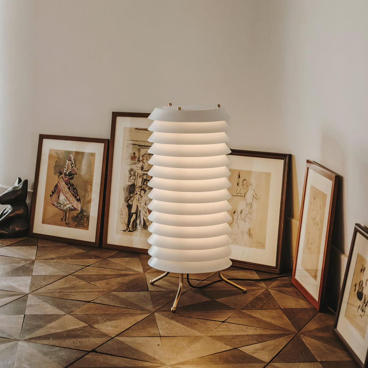 Orelelette skandinavisk bordlampe med gitter
