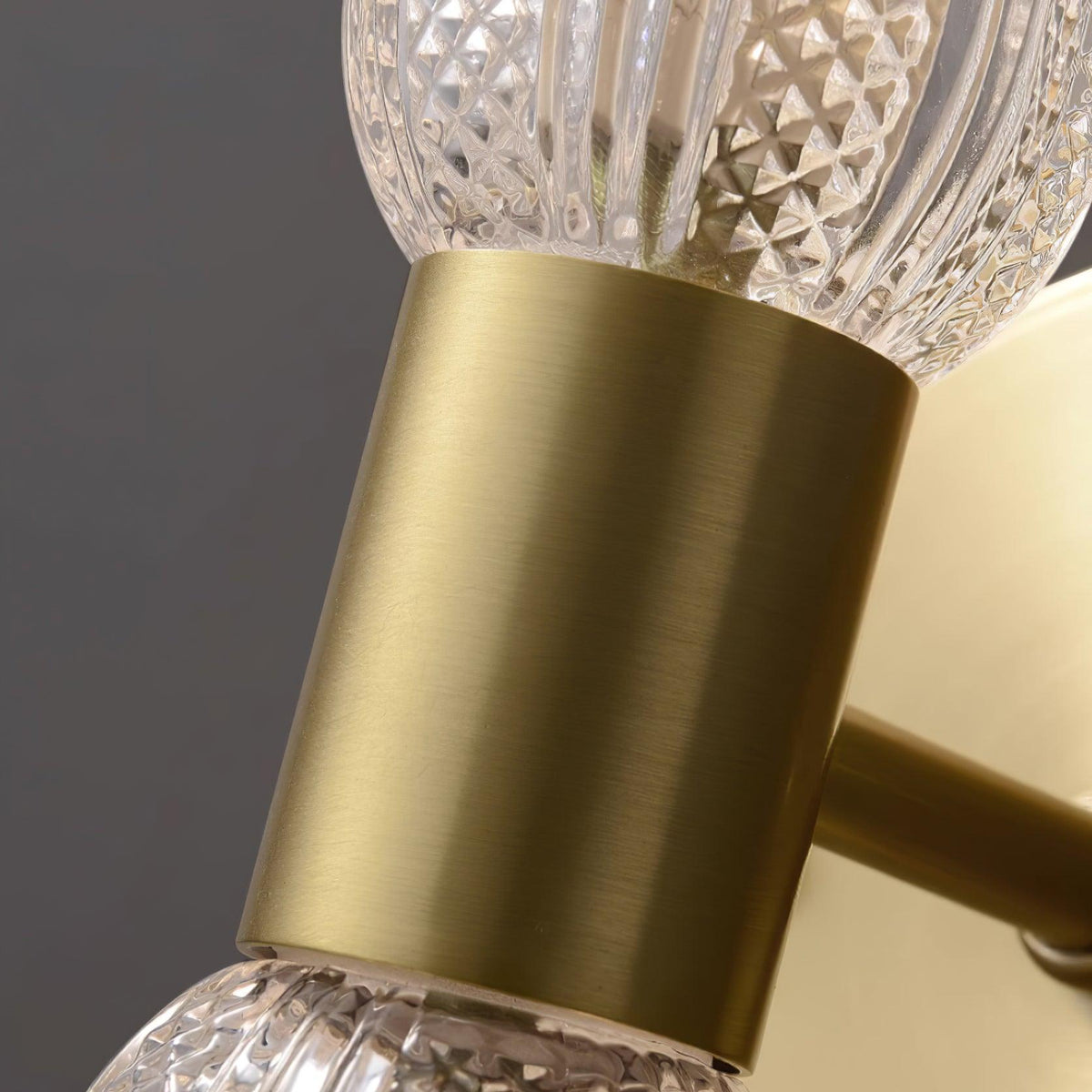 Eira væglampe med dobbelt lys, messing og struktureret glas