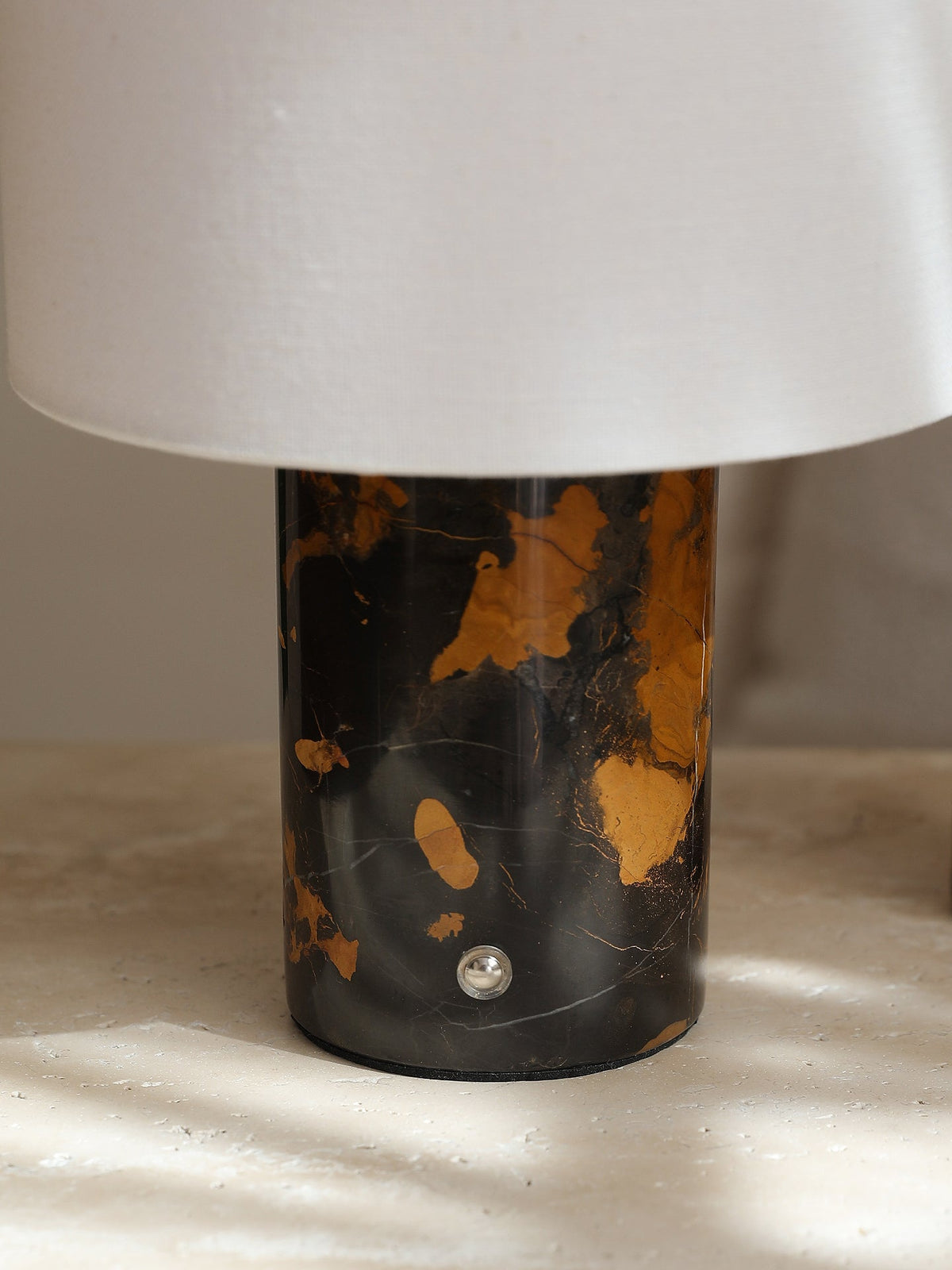 Candeeiro de mesa Kalvy cilíndrico em mármore travertino
