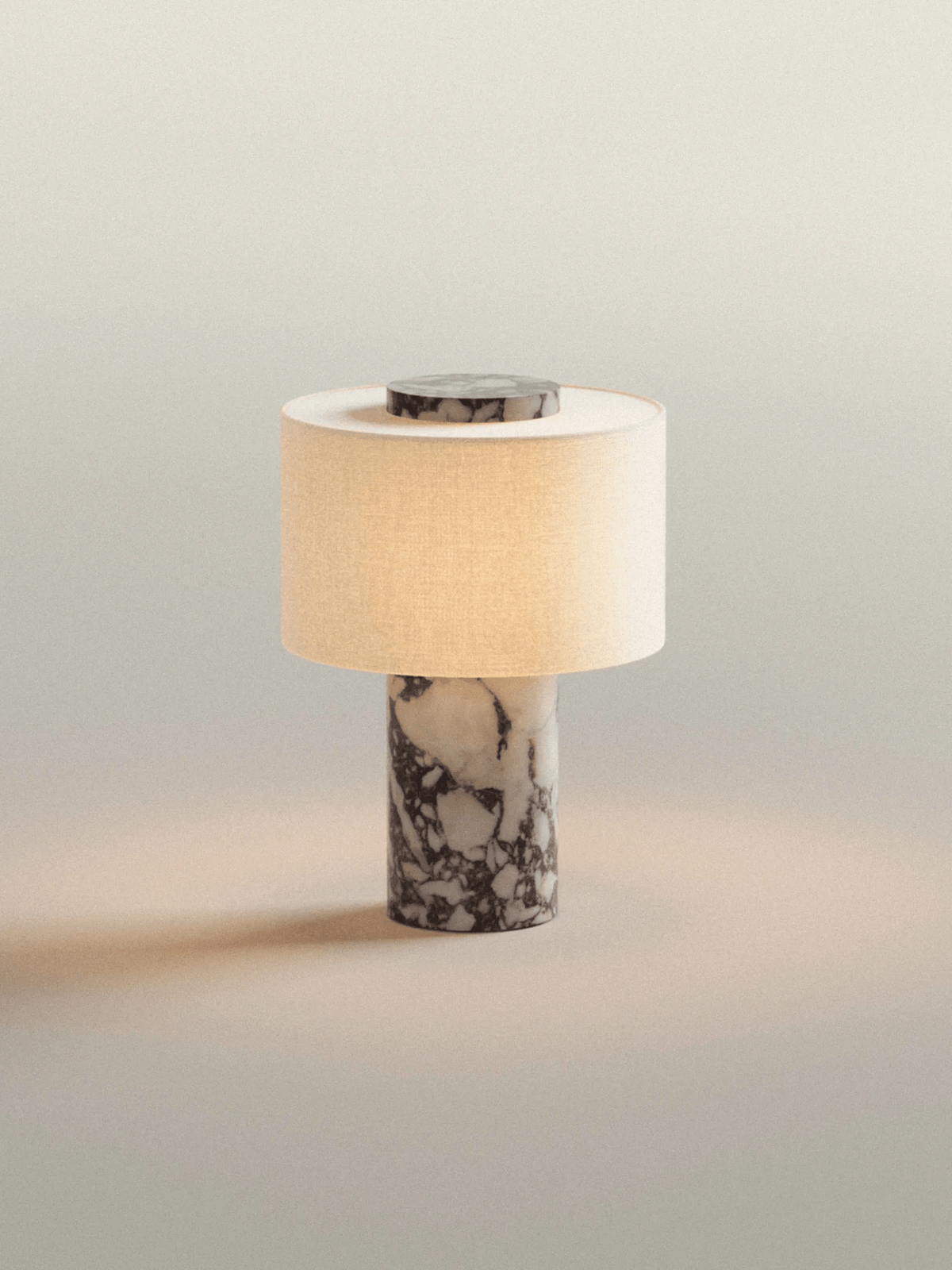 Candeeiro de mesa Kalvy cilíndrico em mármore travertino