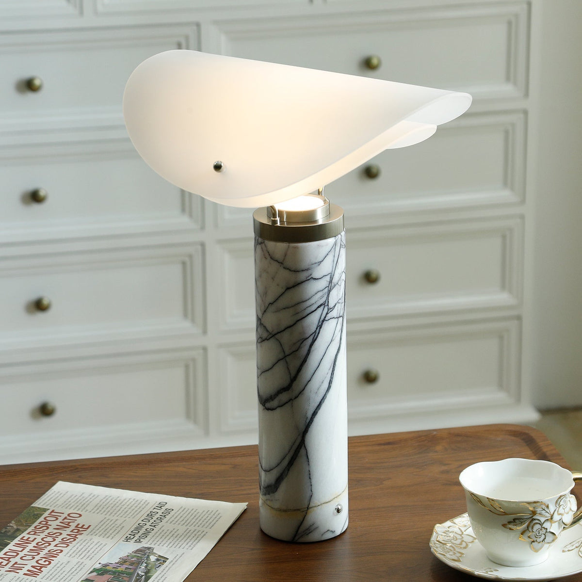 Inorielis skulptural bordslampa i travertin