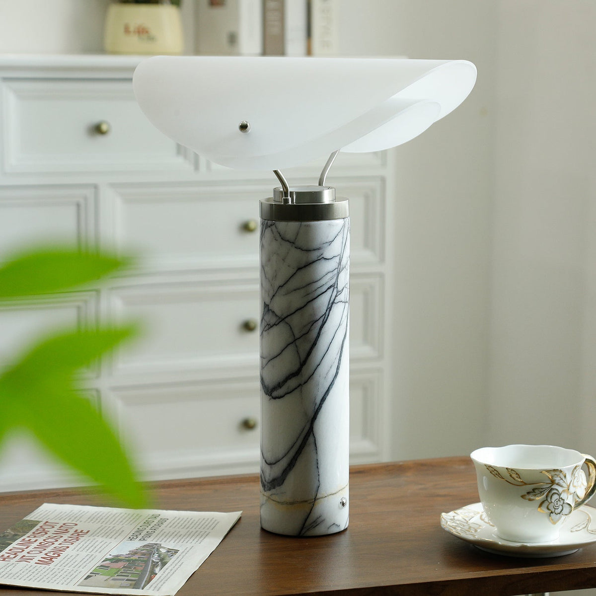 Inorielis skulptural bordslampa i travertin