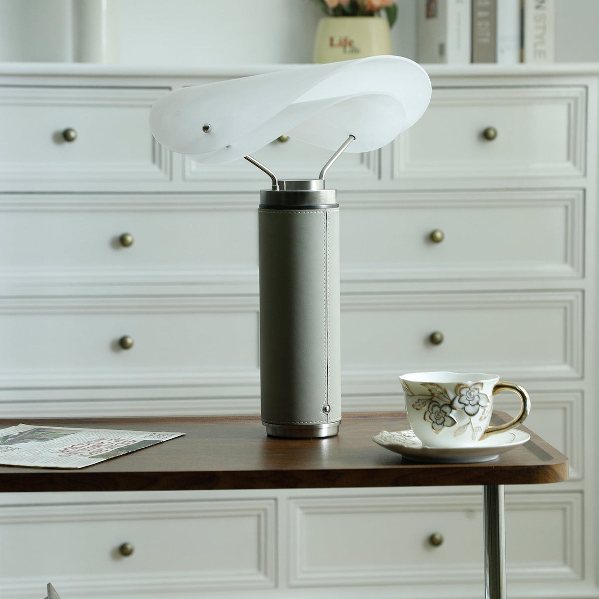 Inorielis skulptural bordslampa i travertin