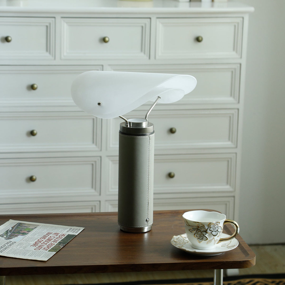 Inorielis skulptural bordslampa i travertin