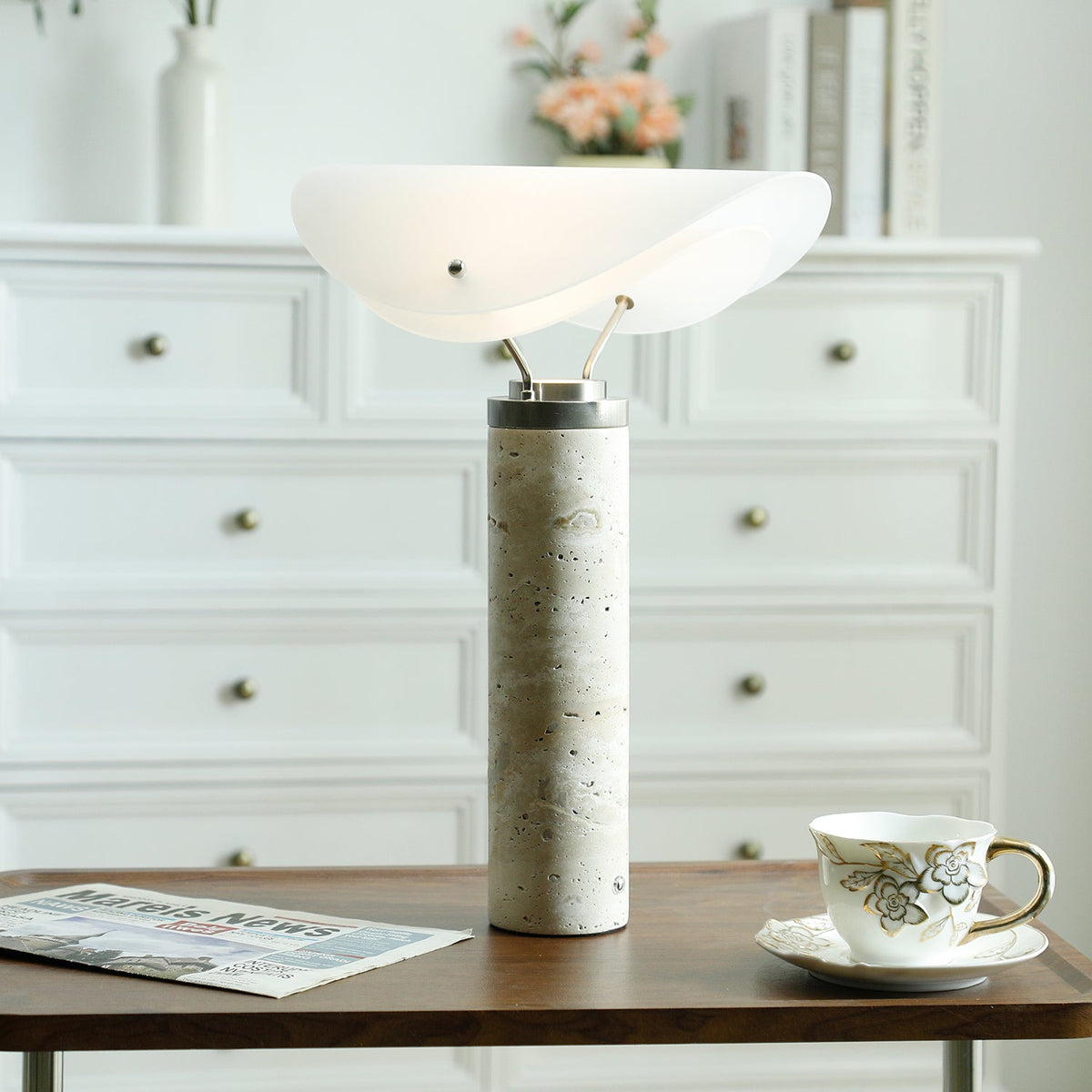 Inorielis skulptural bordslampa i travertin