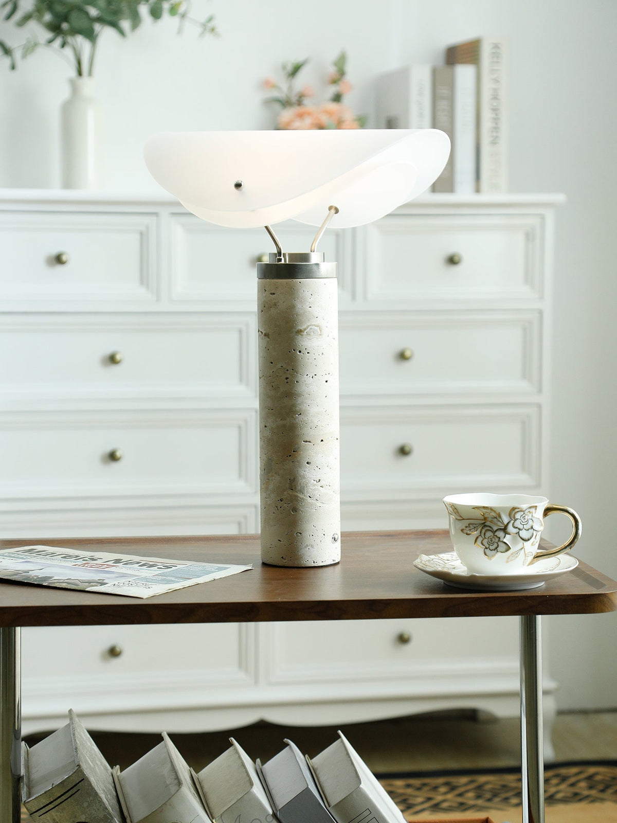 Inorielis skulptural bordslampa i travertin