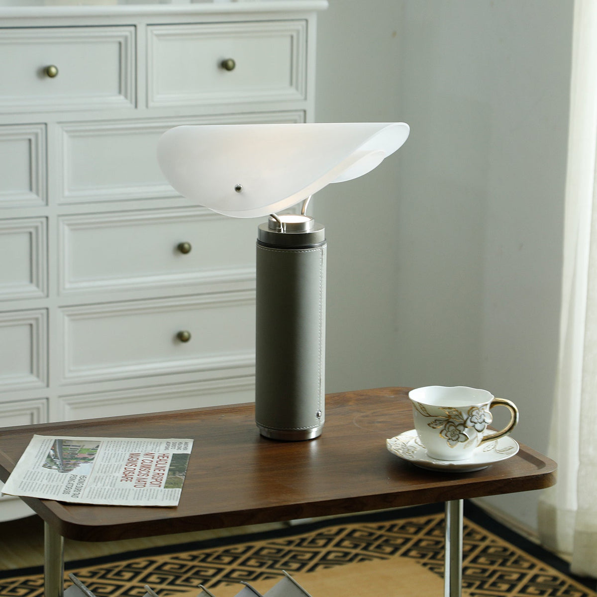 Inorielis skulptural bordslampa i travertin
