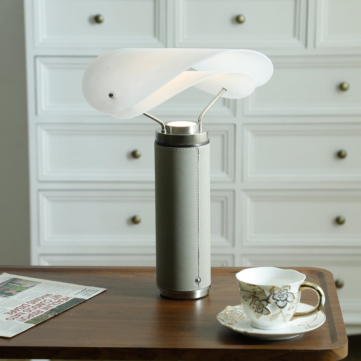 Inorielis skulptural bordslampa i travertin