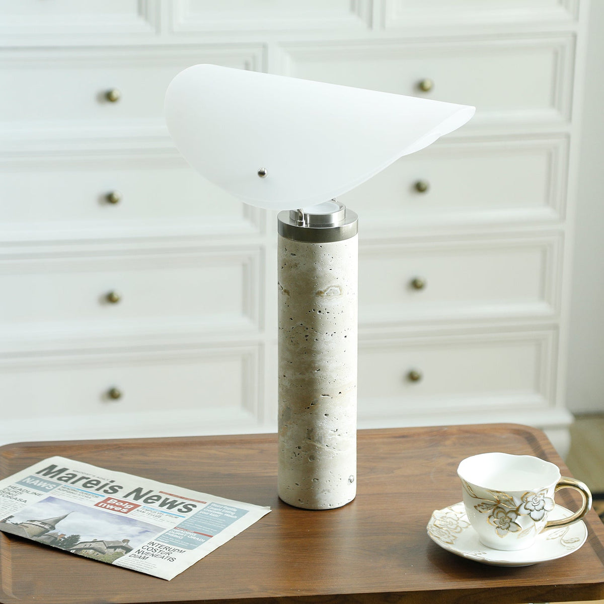 Inorielis skulptural bordslampa i travertin