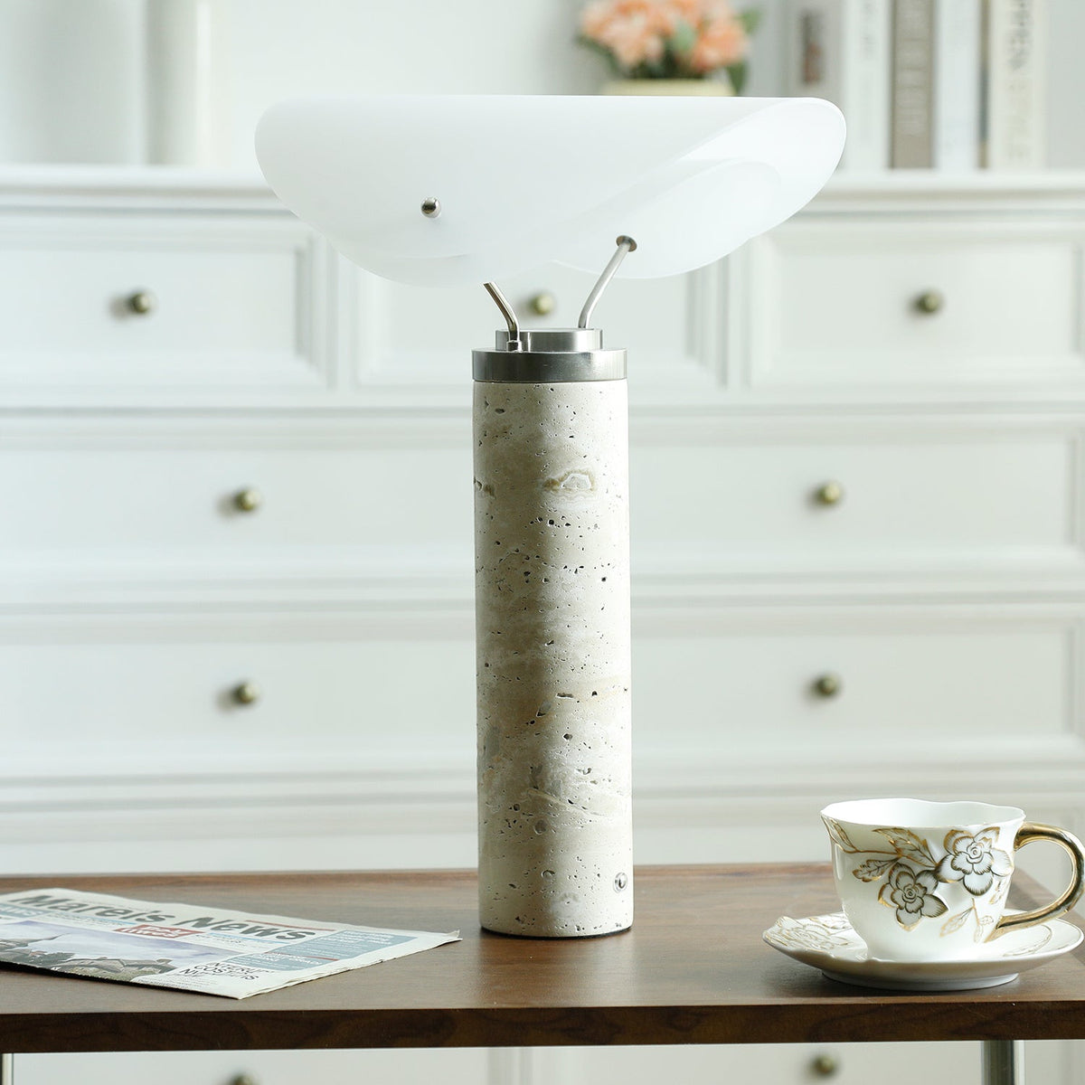 Inorielis skulptural bordslampa i travertin