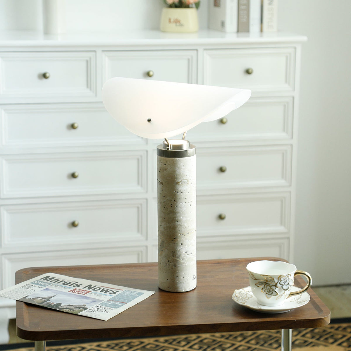 Inorielis skulptural bordslampa i travertin