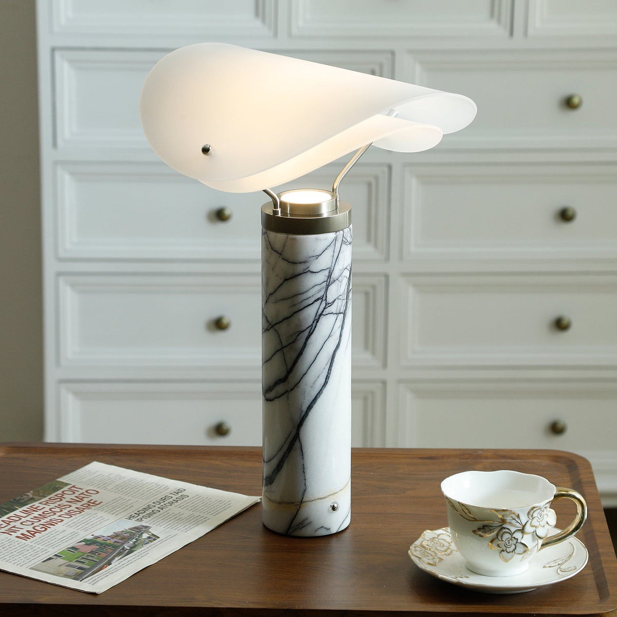 Inorielis skulptural bordslampa i travertin