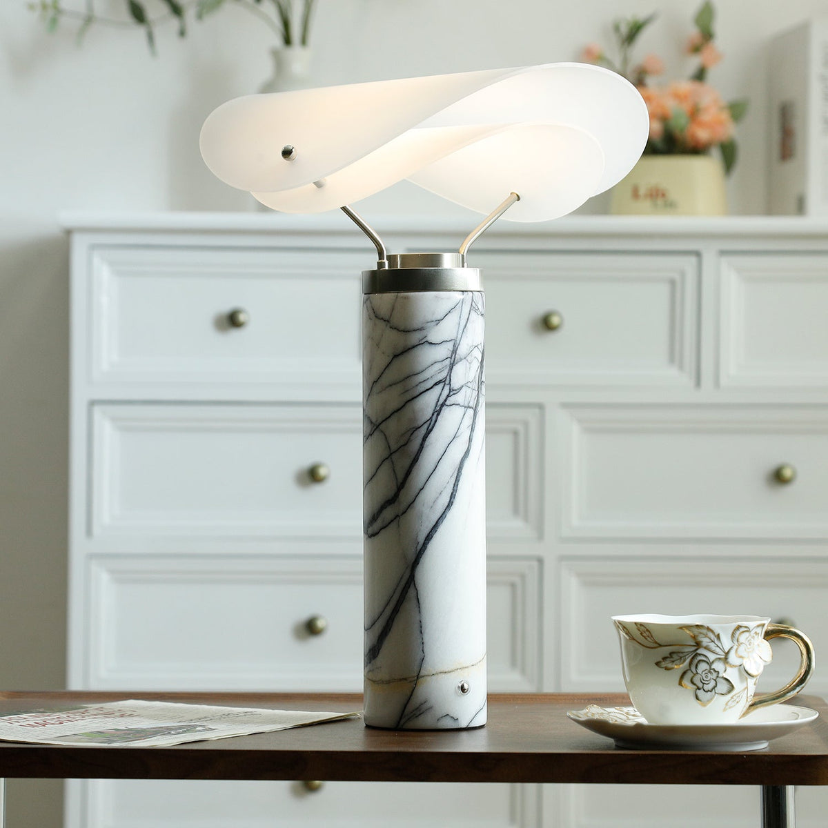 Inorielis skulptural bordslampa i travertin