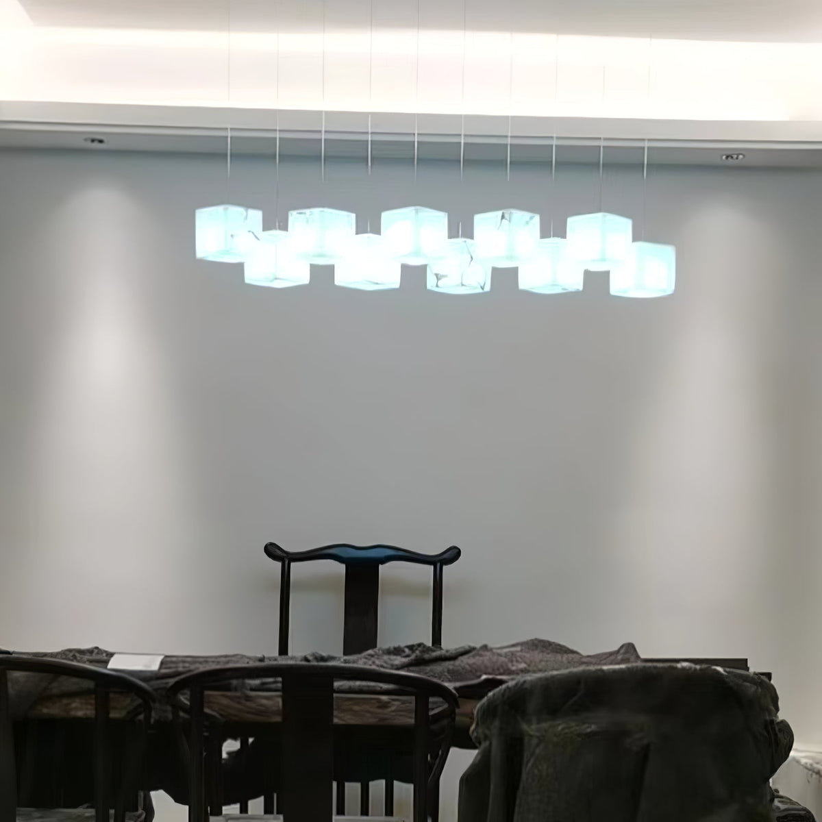 Alabasterikattokruunu, kuutiomainen laatikkomainen eleganssi