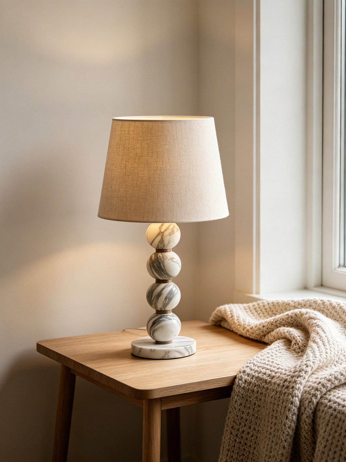 Avrielle kugleformet marmorbordlampe