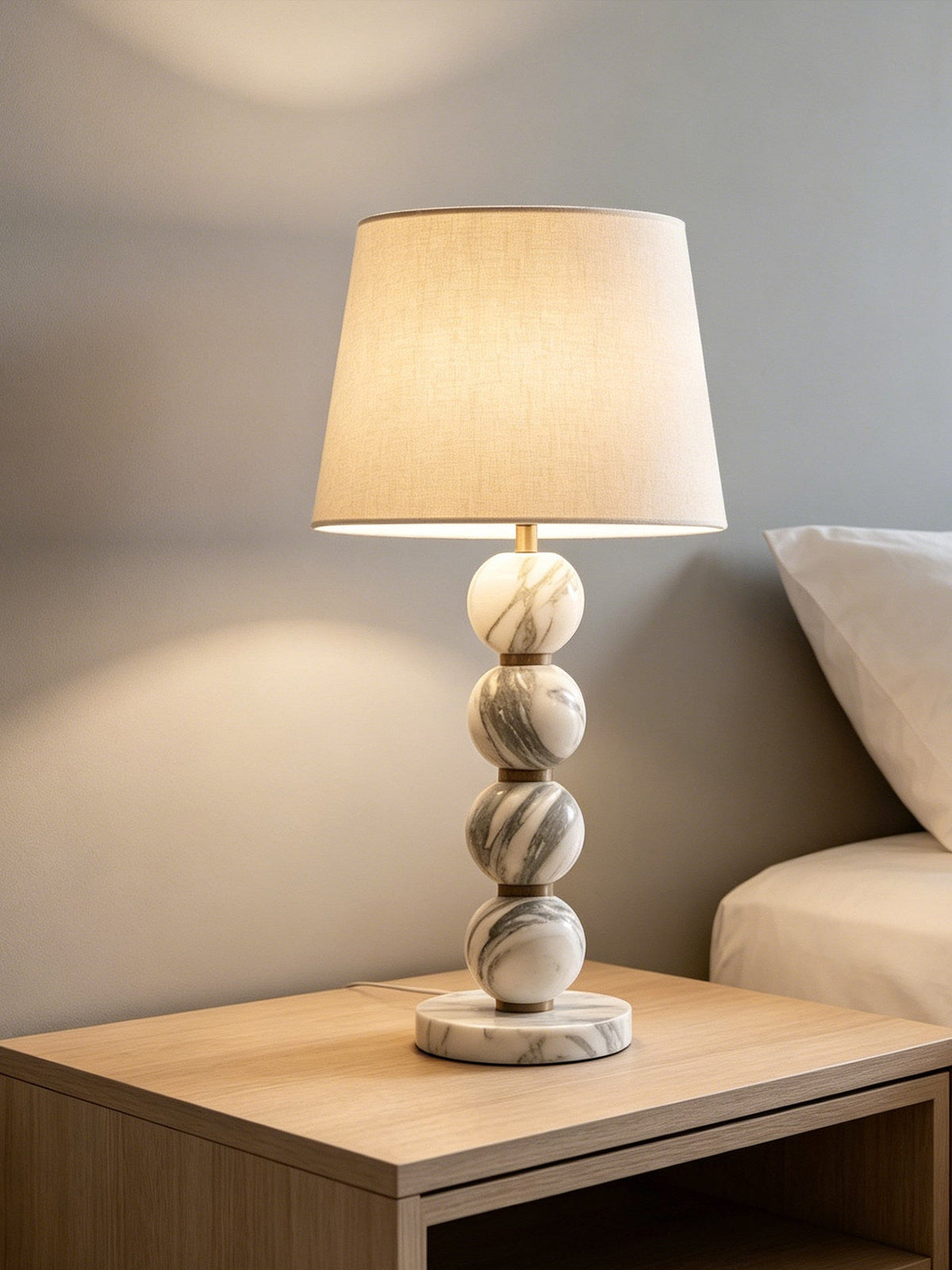 Avrielle kugleformet marmorbordlampe