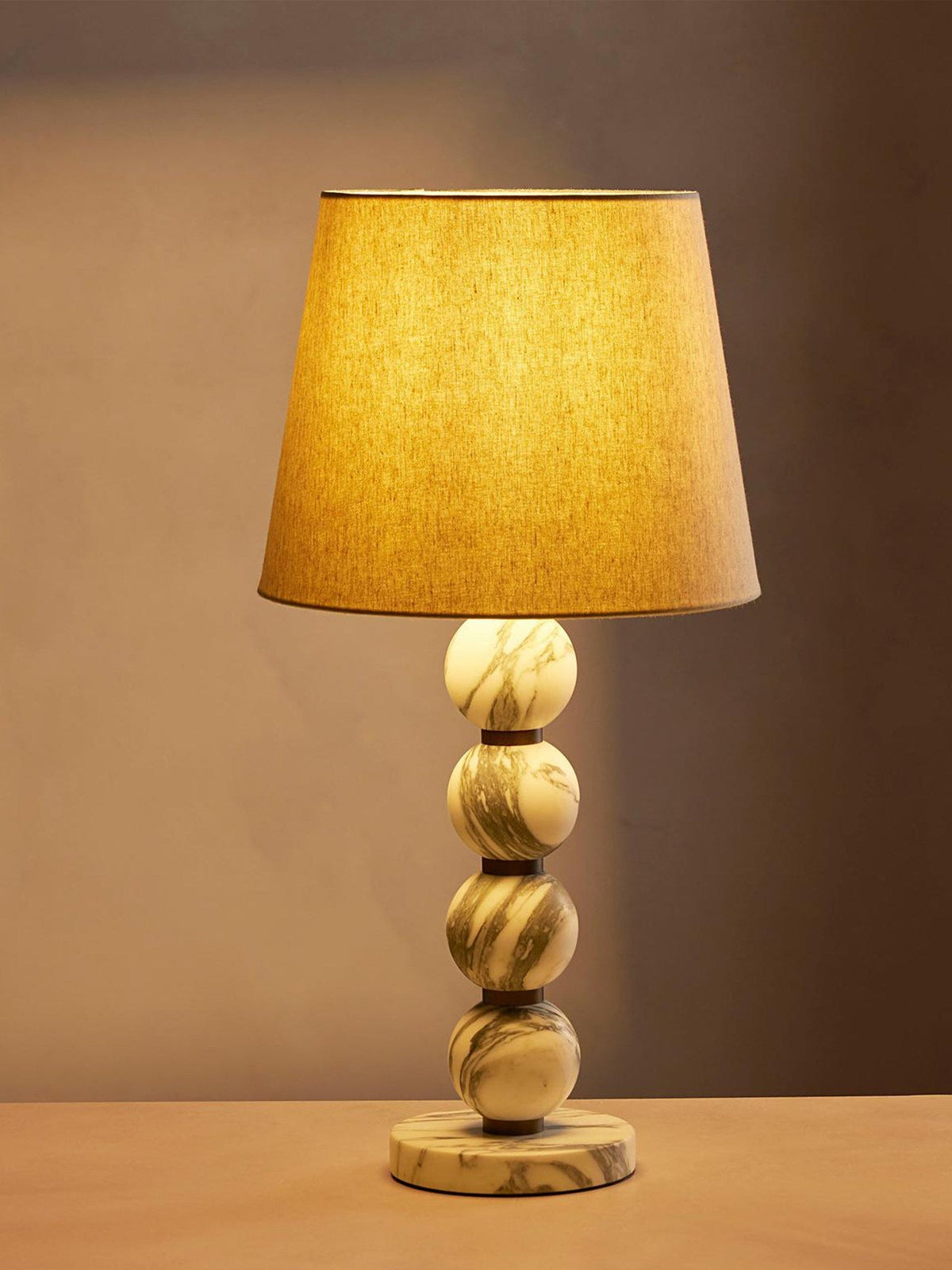 Avrielle kugleformet marmorbordlampe