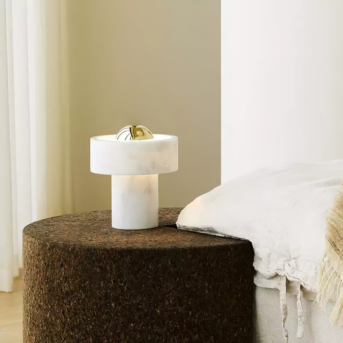 Petoaine bordslampa med marmoraura
