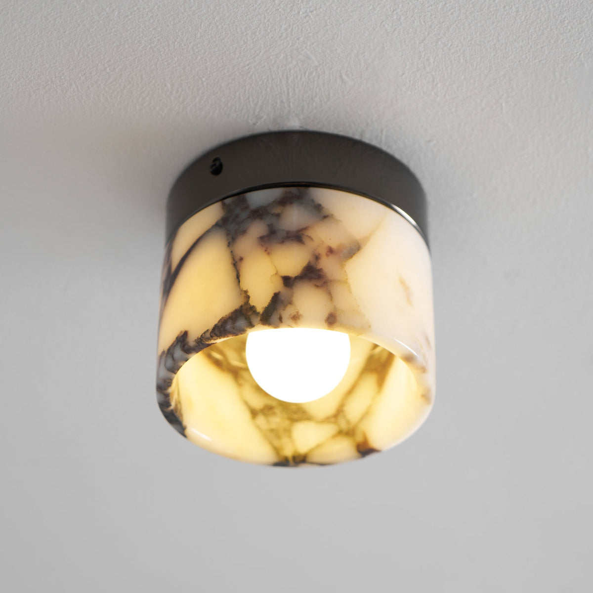 Selielle rund loftslampe i marmor