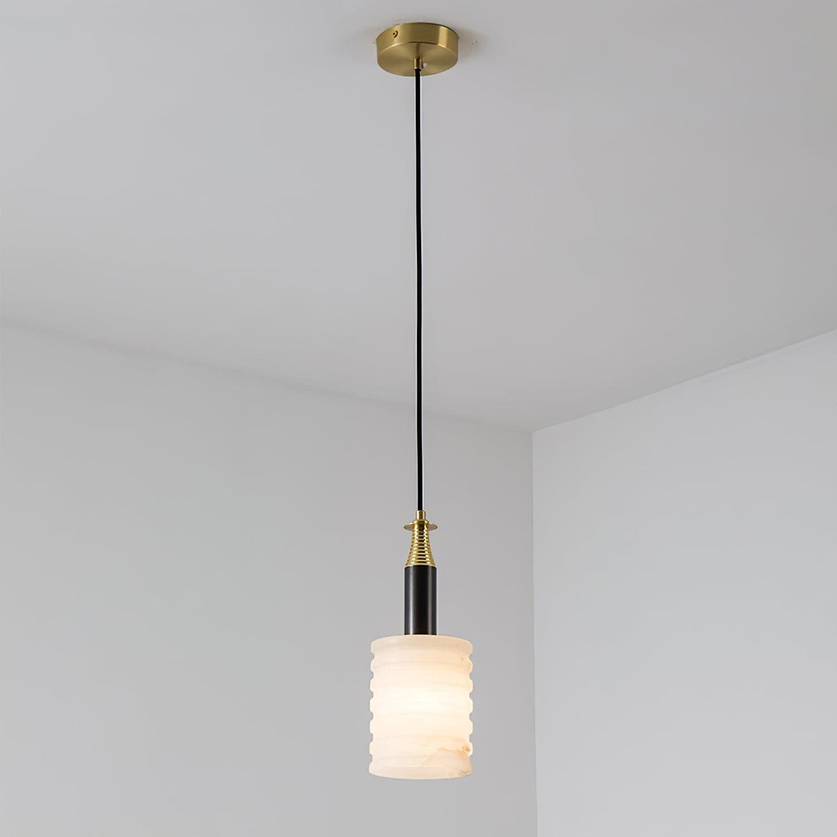 Alabasterpendellampa med räfflad cylinder