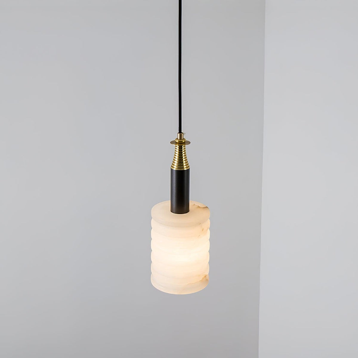 Alabasterpendellampa med räfflad cylinder