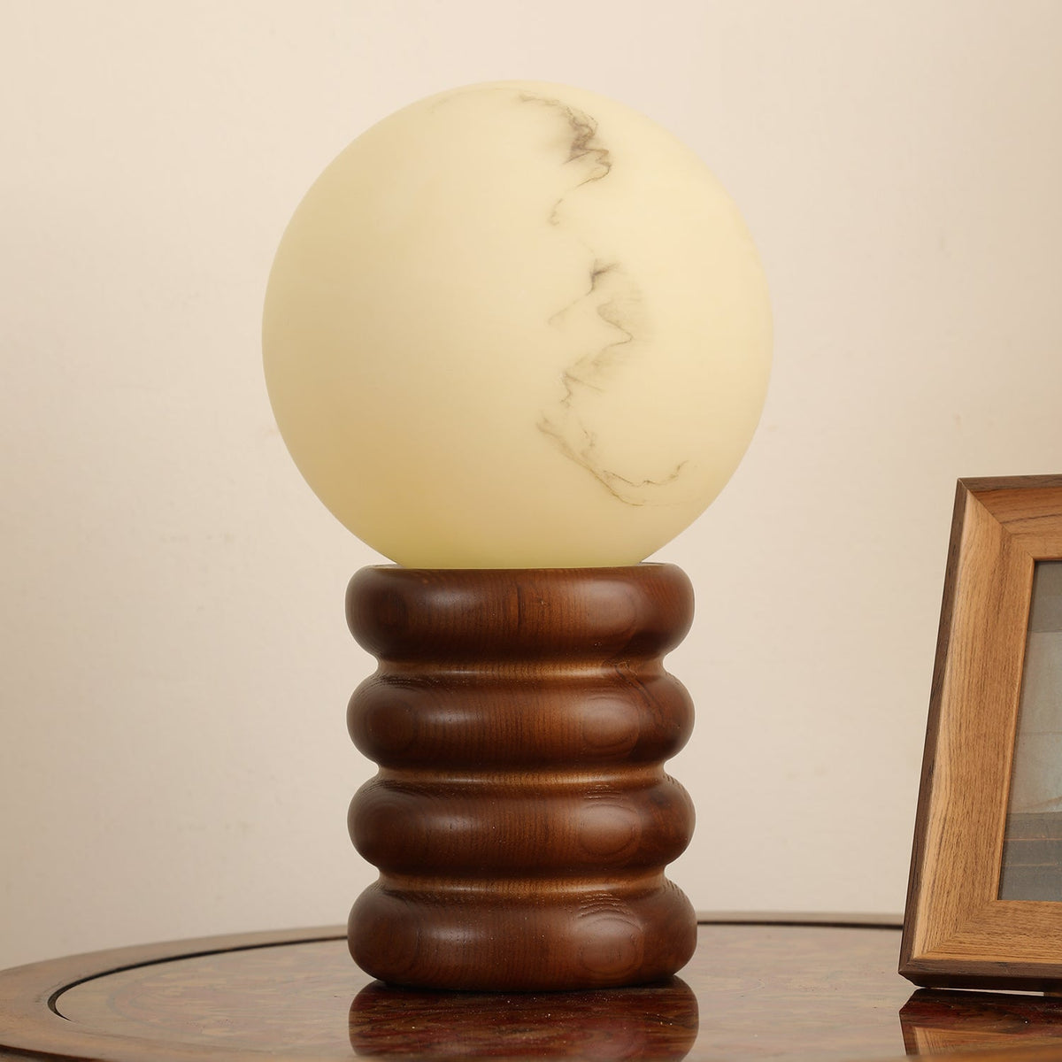 Modern bordslampa i trä Novar