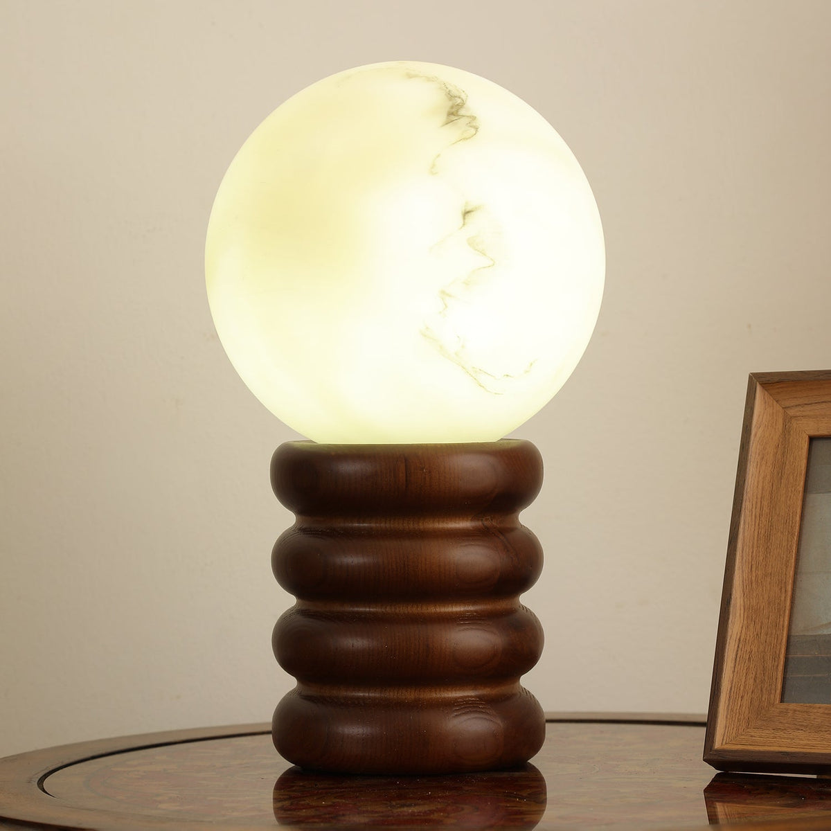 Modern bordslampa i trä Novar