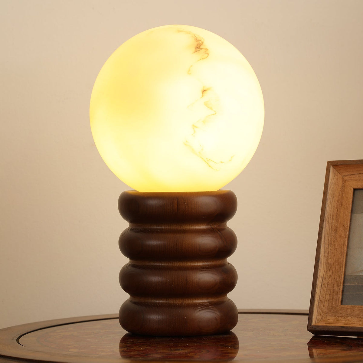 Modern bordslampa i trä Novar