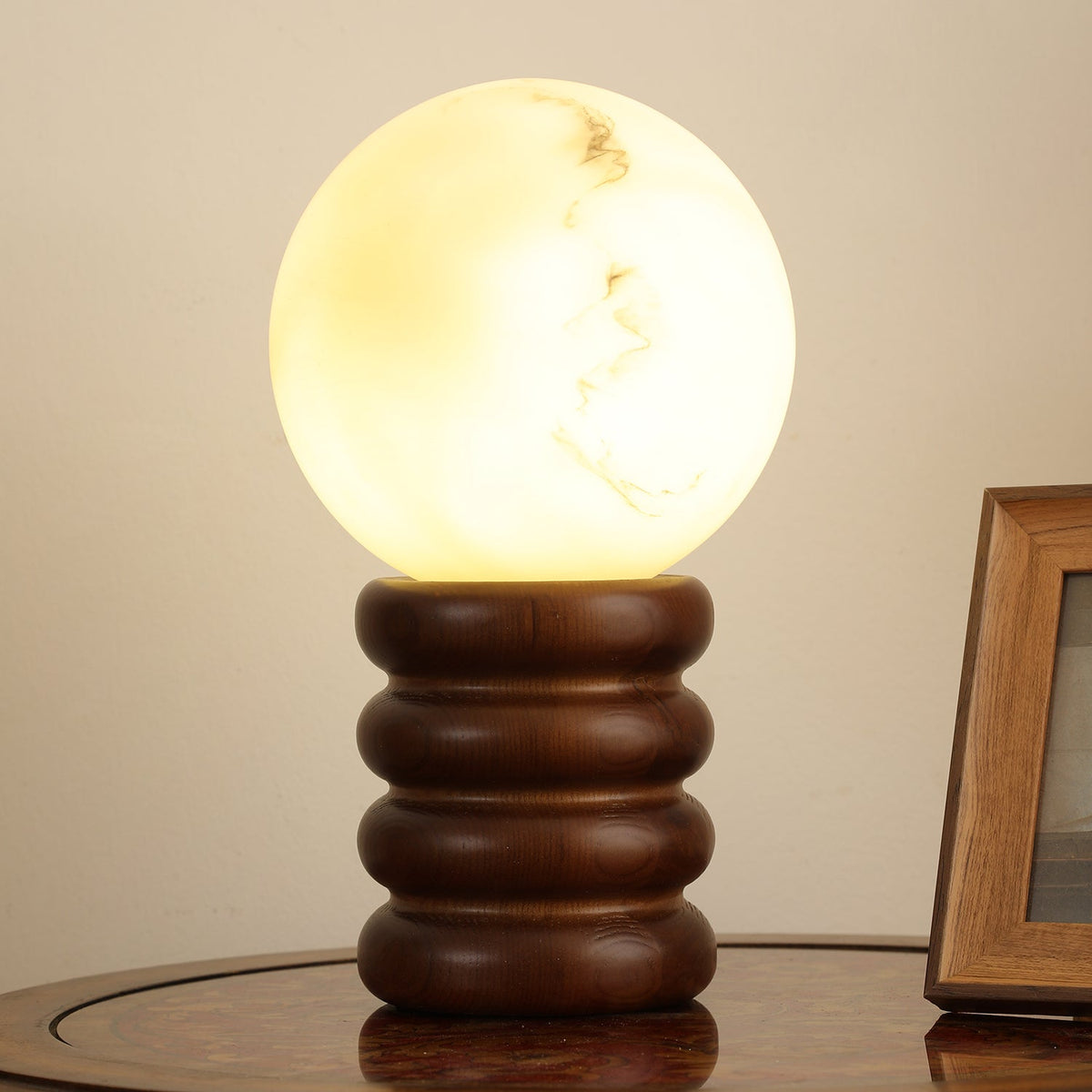 Modern bordslampa i trä Novar