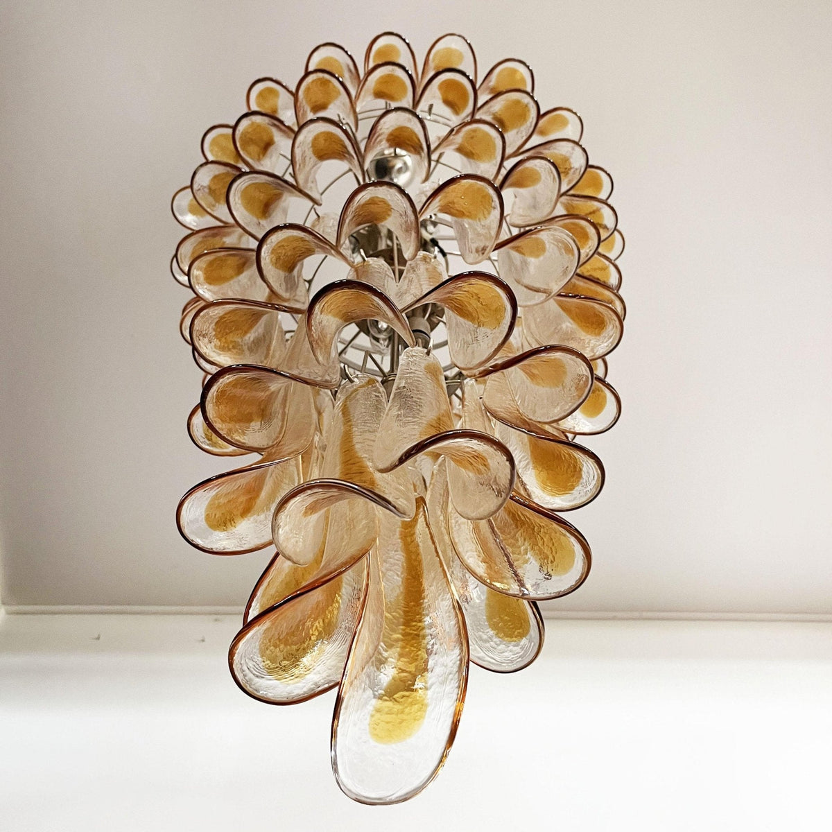 Eirinira lysekrone med lagdelte, kaskadeformede kronblade i gyldent Murano-glas
