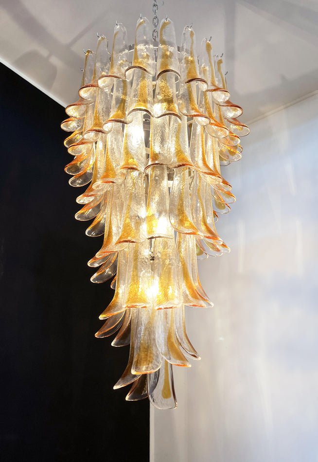 Eirinira lysekrone med lagdelte, kaskadeformede kronblade i gyldent Murano-glas