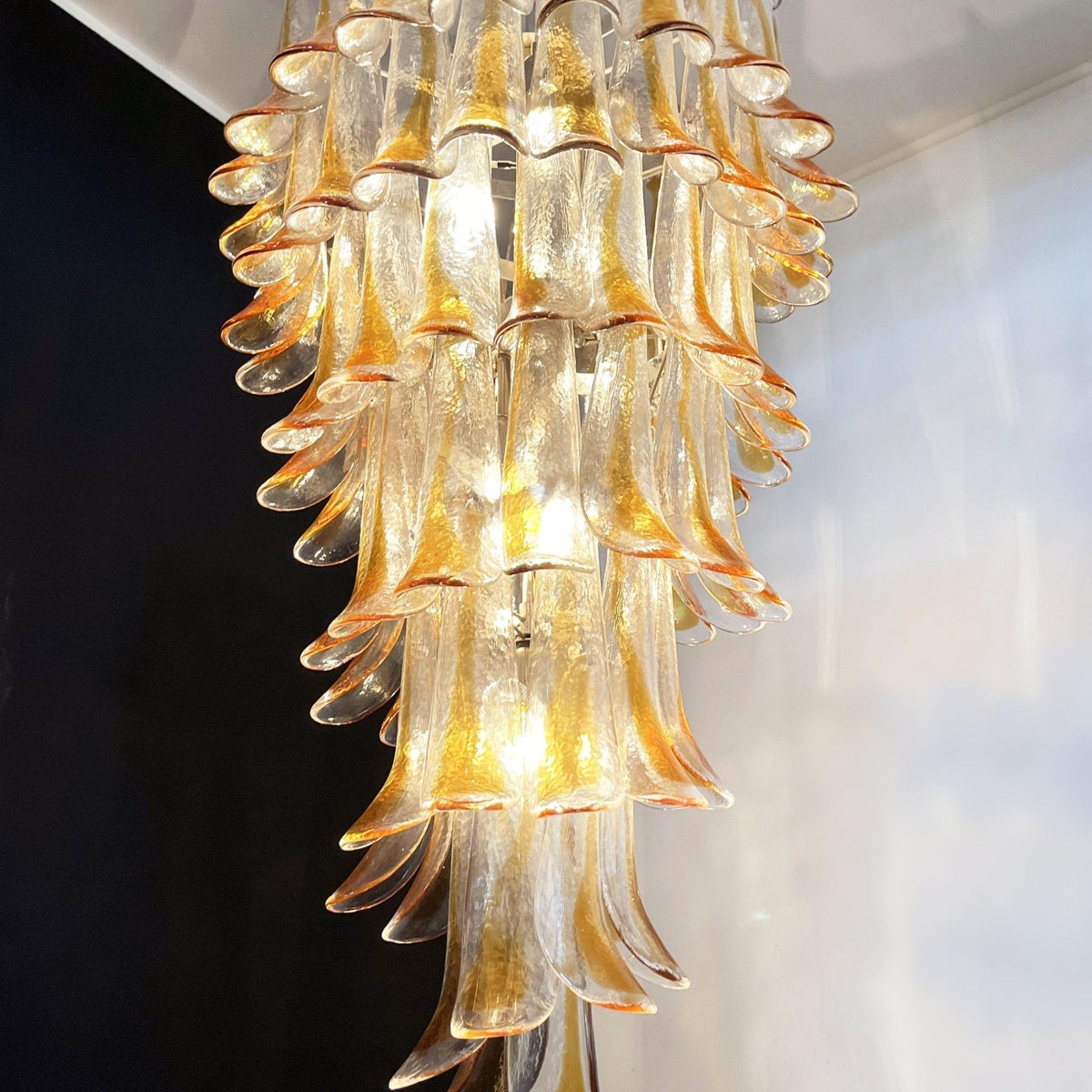Eirinira lysekrone med lagdelte, kaskadeformede kronblade i gyldent Murano-glas