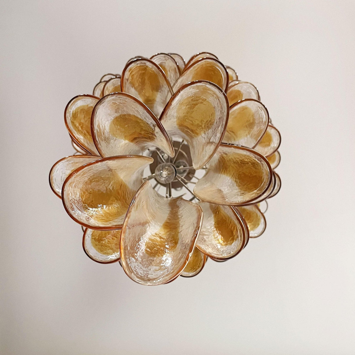 Eirinira lysekrone med lagdelte, kaskadeformede kronblade i gyldent Murano-glas
