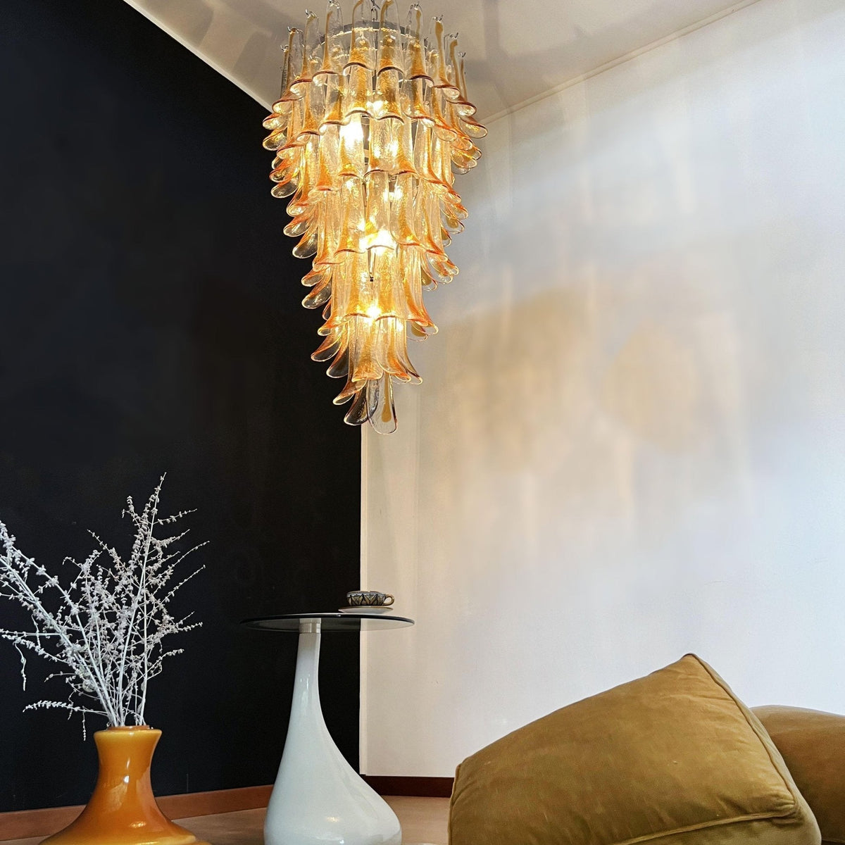 Eirinira lysekrone med lagdelte, kaskadeformede kronblade i gyldent Murano-glas