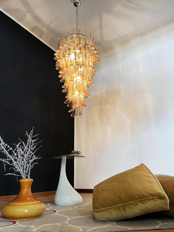 Eirinira lysekrone med lagdelte, kaskadeformede kronblade i gyldent Murano-glas
