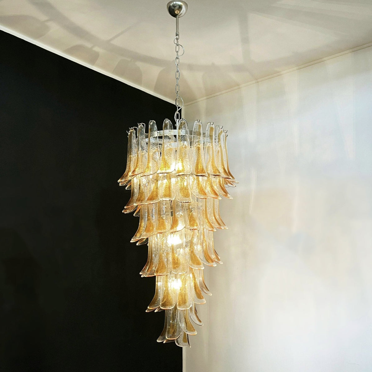 Eirinira lysekrone med lagdelte, kaskadeformede kronblade i gyldent Murano-glas