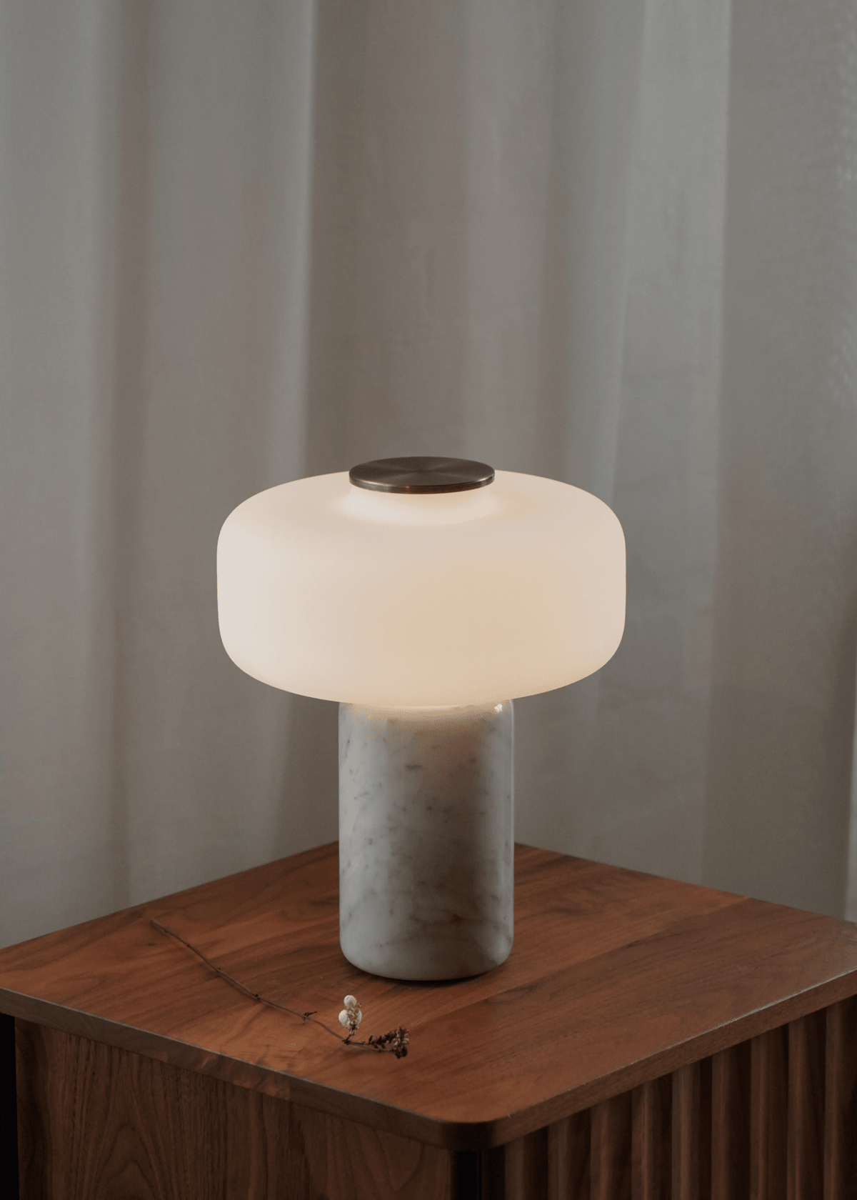 Cima genopladelig marmorbordlampe