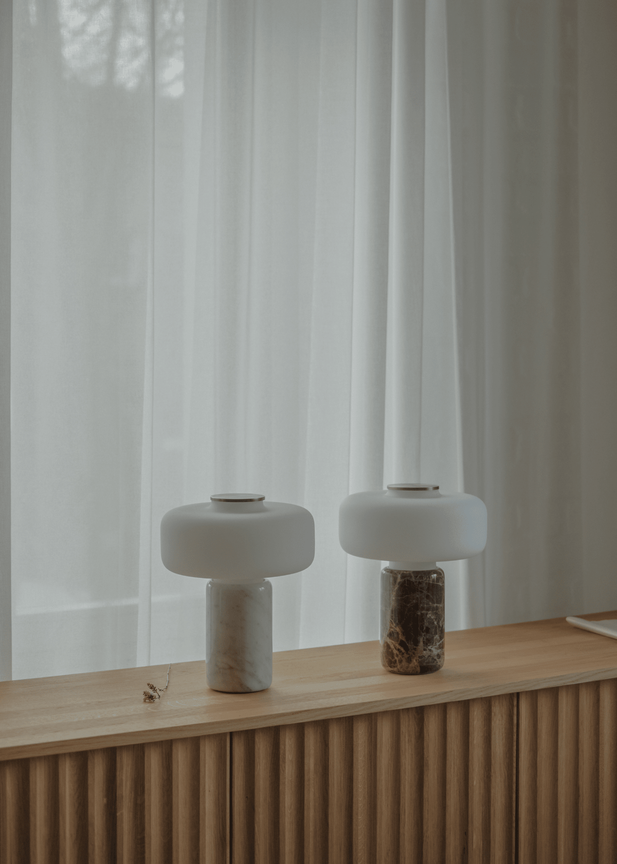 Cima genopladelig marmorbordlampe