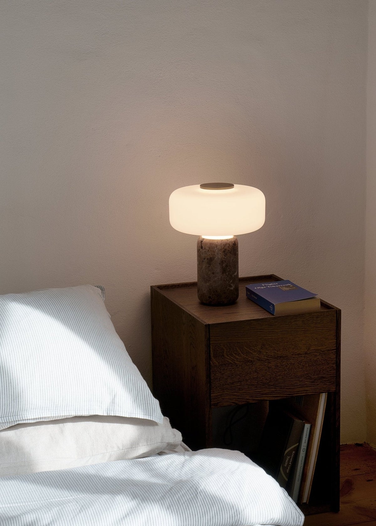 Cima genopladelig marmorbordlampe