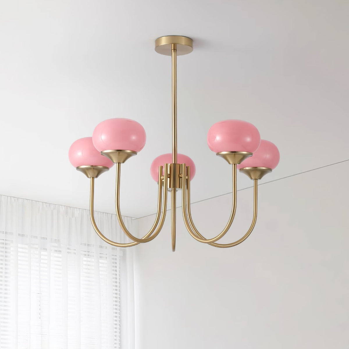 Velenian lysekrone med pink glaskugler og gulddetaljer