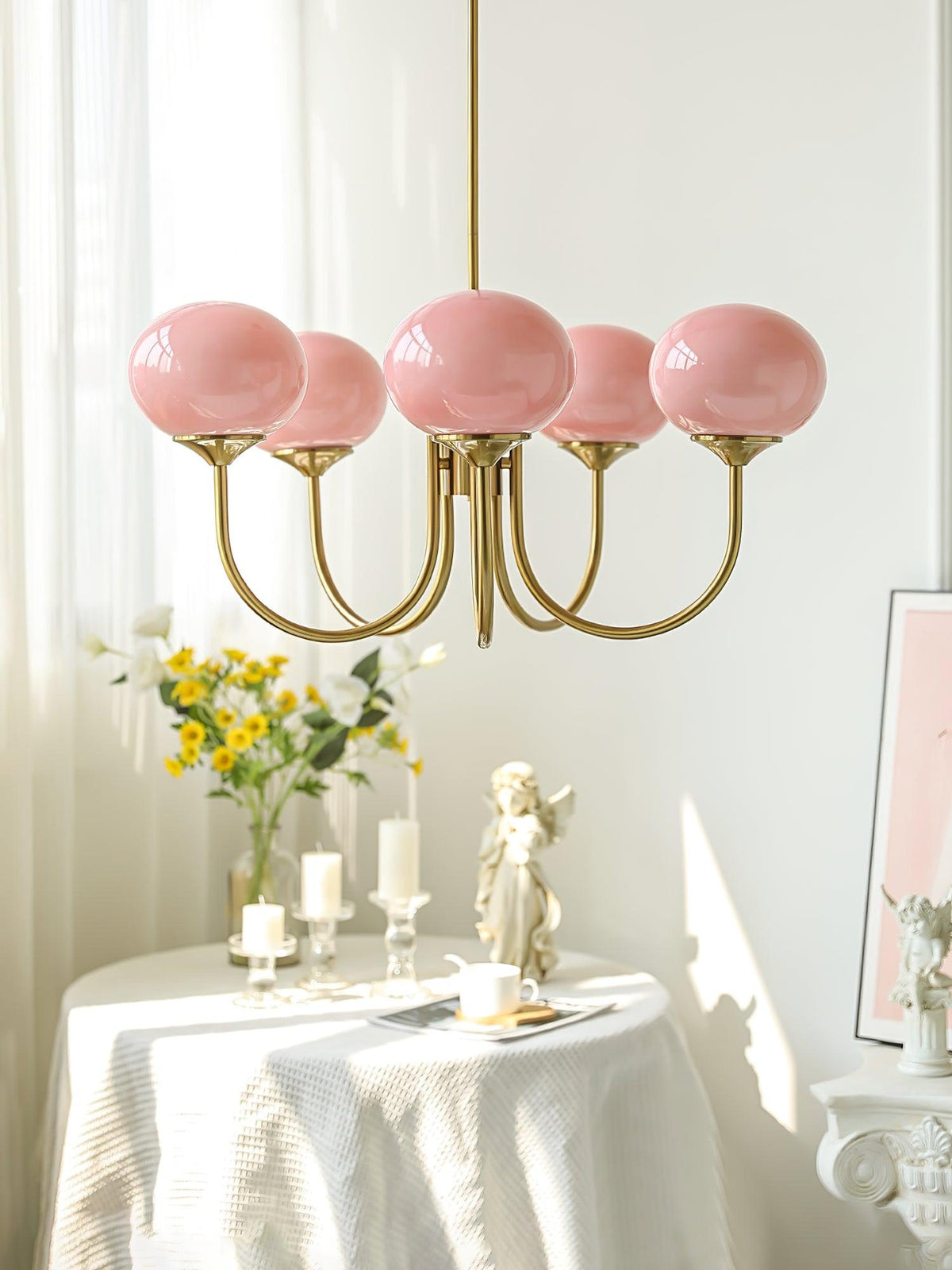 Velenian lysekrone med pink glaskugler og gulddetaljer
