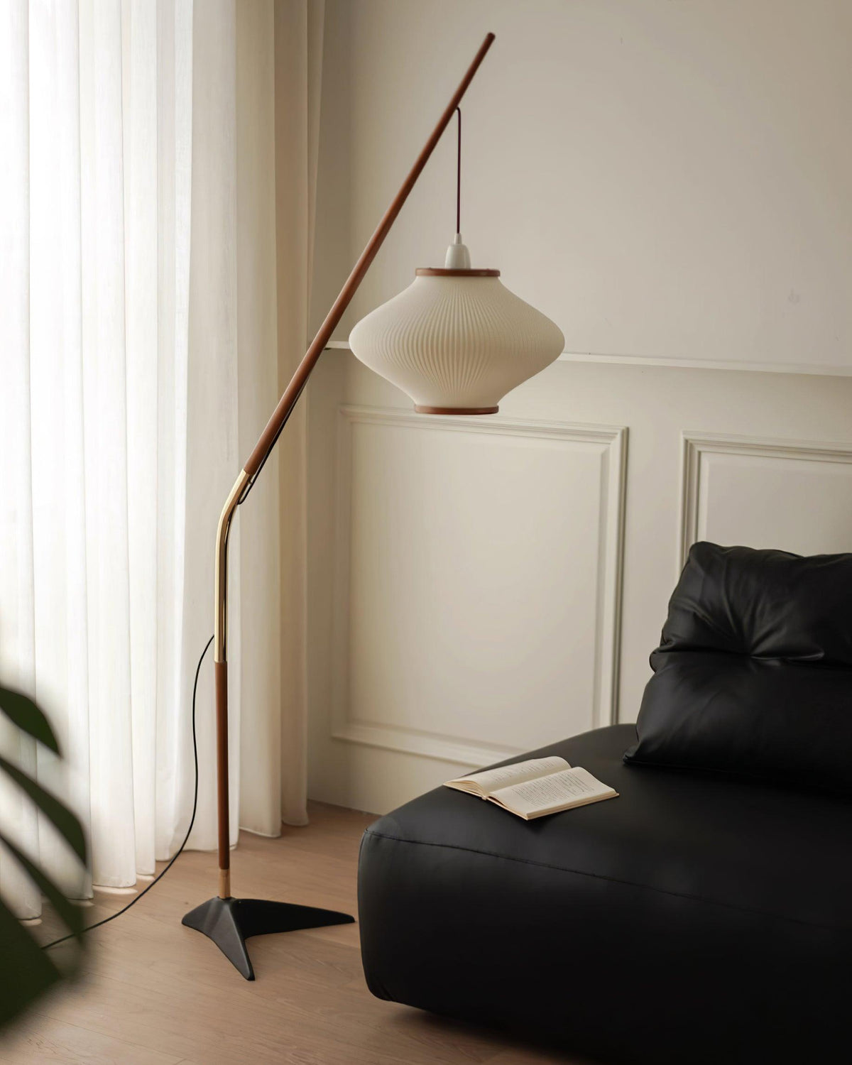 Candeeiro de pé em madeira e vidro de estilo Mid-Century Ervenil