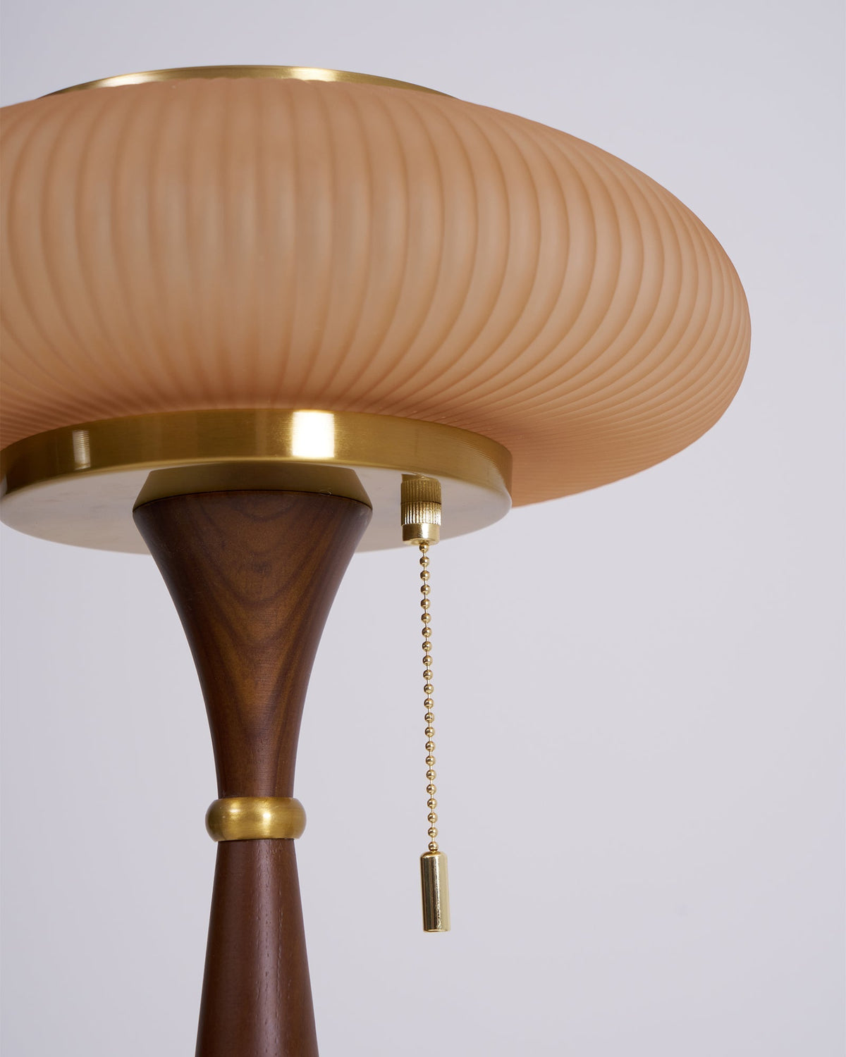 Vevelo vintagebordlampe i træ