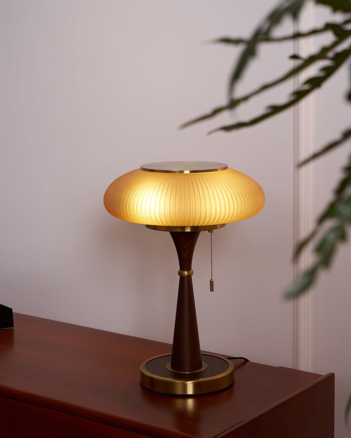 Vevelo vintagebordlampe i træ