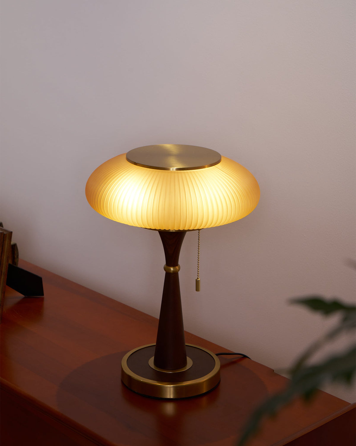 Vevelo vintagebordlampe i træ